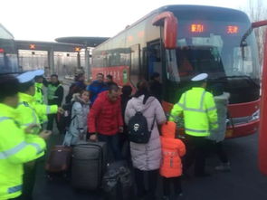 尖刀交警查獲違規(guī)客運(yùn)大客車